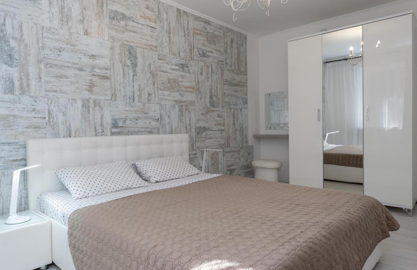 Flat 24 On Lesi Ukrainki 12 With 1 Bedroom Kiev Ngoại thất bức ảnh